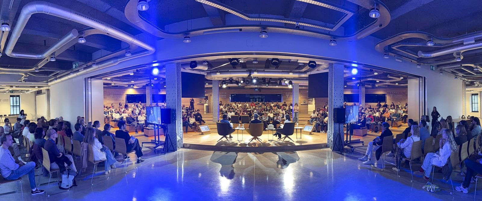 Auditorio lleno en el Espacio Fundación Telefónica de Madrid durante la presentación de En la mente de…